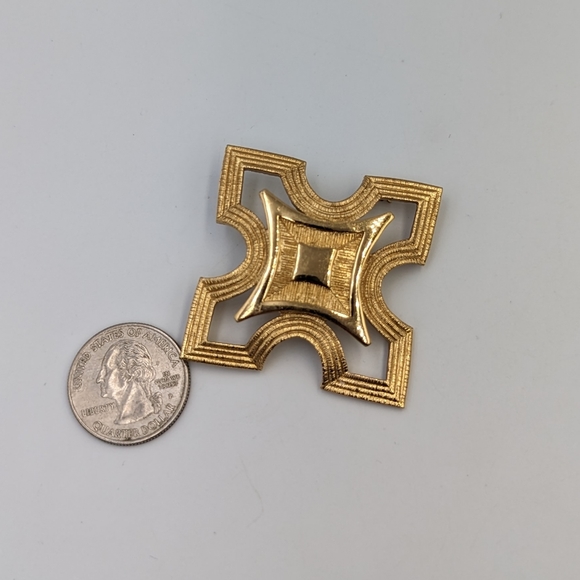 Beautiful Elegant Vintage Cross Style Brushed Polished Gold Tone Monet Brooch - Picture 5 of 8